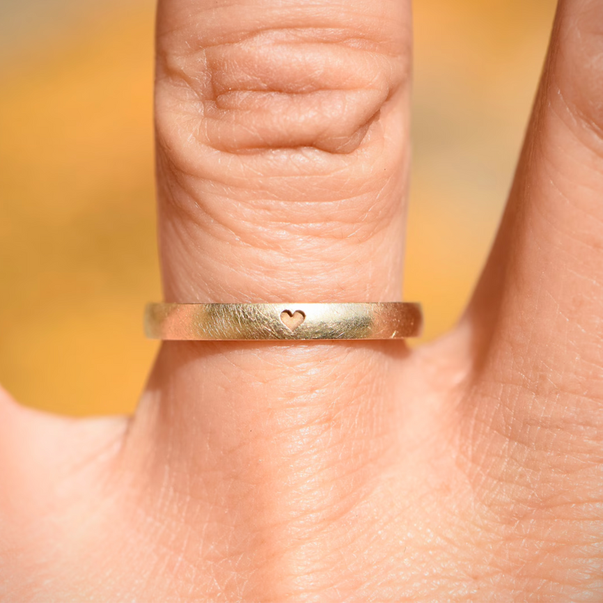 no-repeat center / cover
url('https://cdn.shopify.com/s/files/1/0933/9276/5270/files/kulta.webp?v=1773920595')